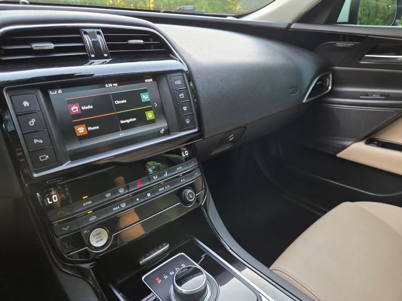 2017 Jaguar XE — photo 27 of 31