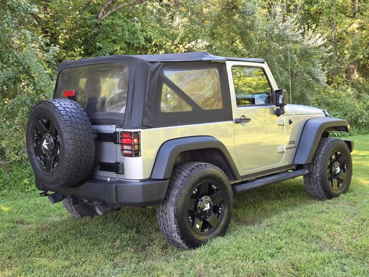 2013 Jeep Wrangler — photo 12 of 28