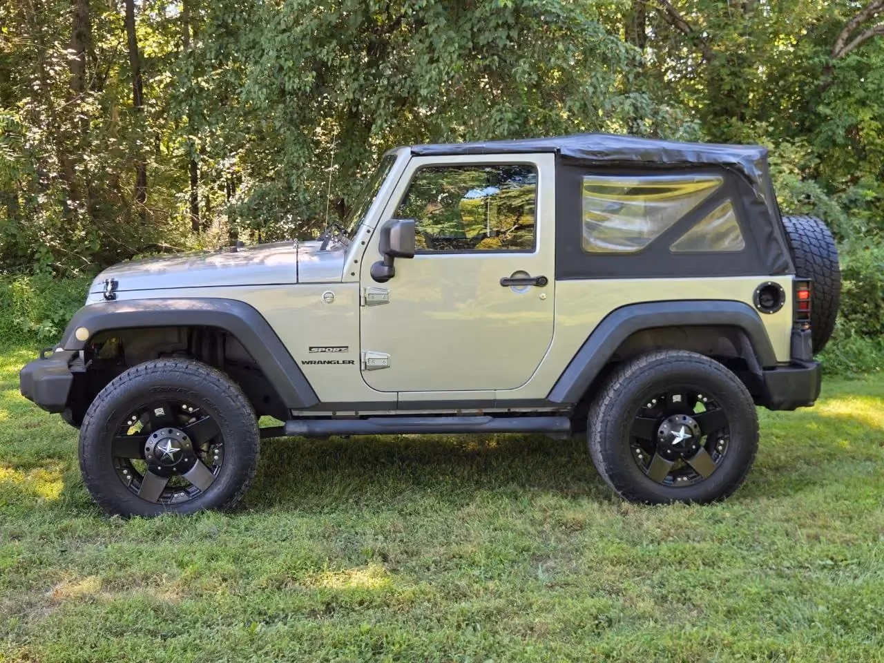 2013 Jeep Wrangler — photo 13 of 28