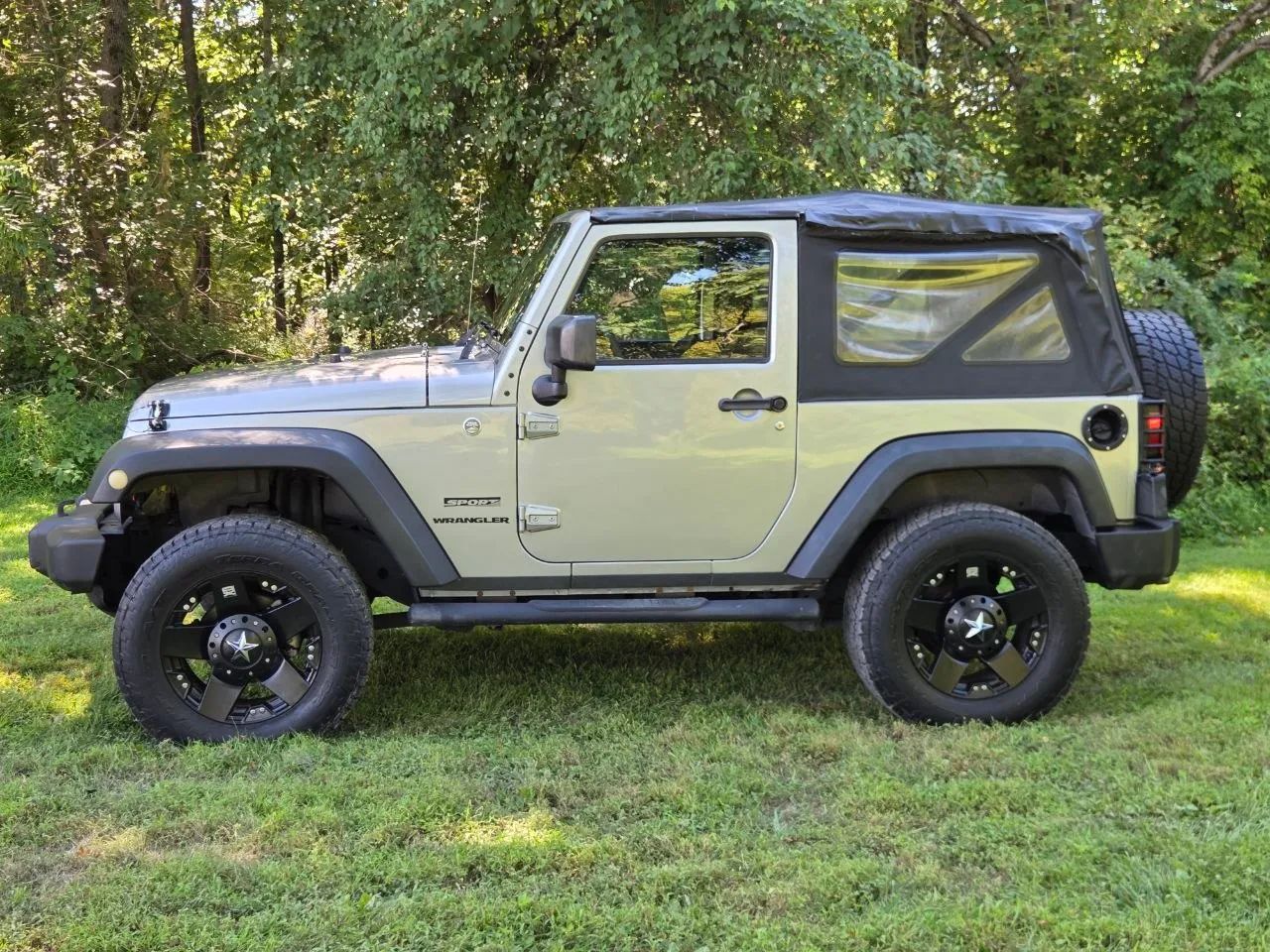 2013 Jeep Wrangler — photo 13 of 28