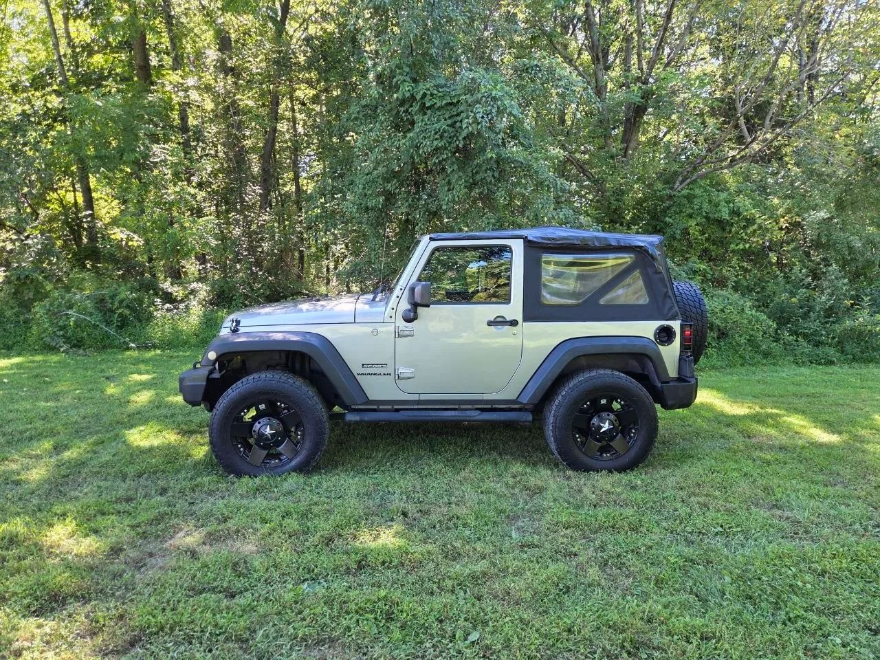 2013 Jeep Wrangler — photo 14 of 28