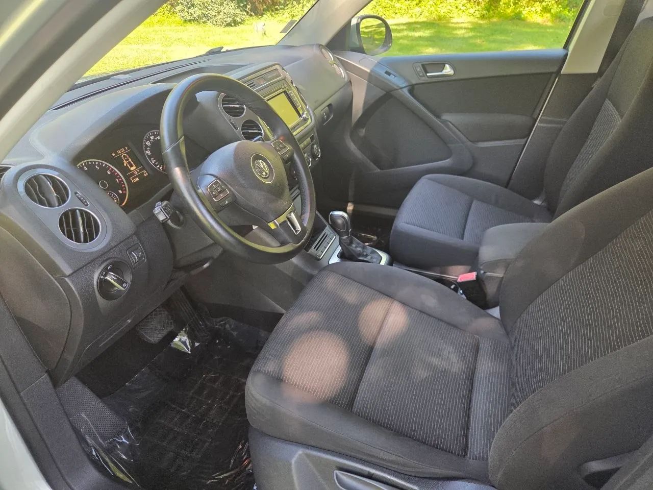 2015 Volkswagen Tiguan — photo 25 of 44
