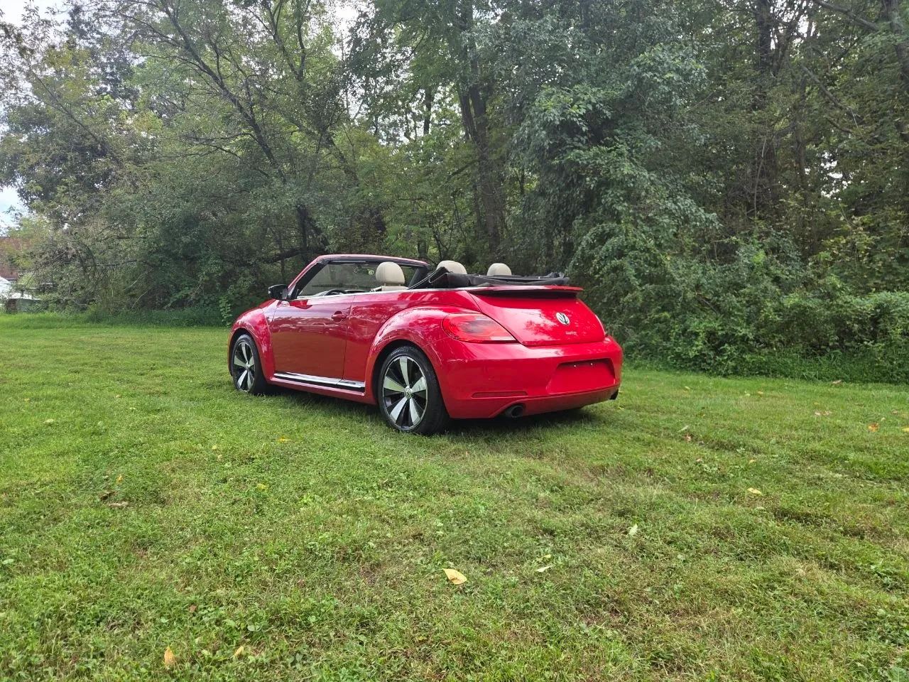 2013 Volkswagen Beetle — photo 11 of 45