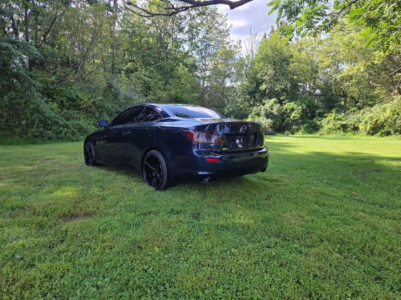2011 Lexus IS — photo 11 of 26