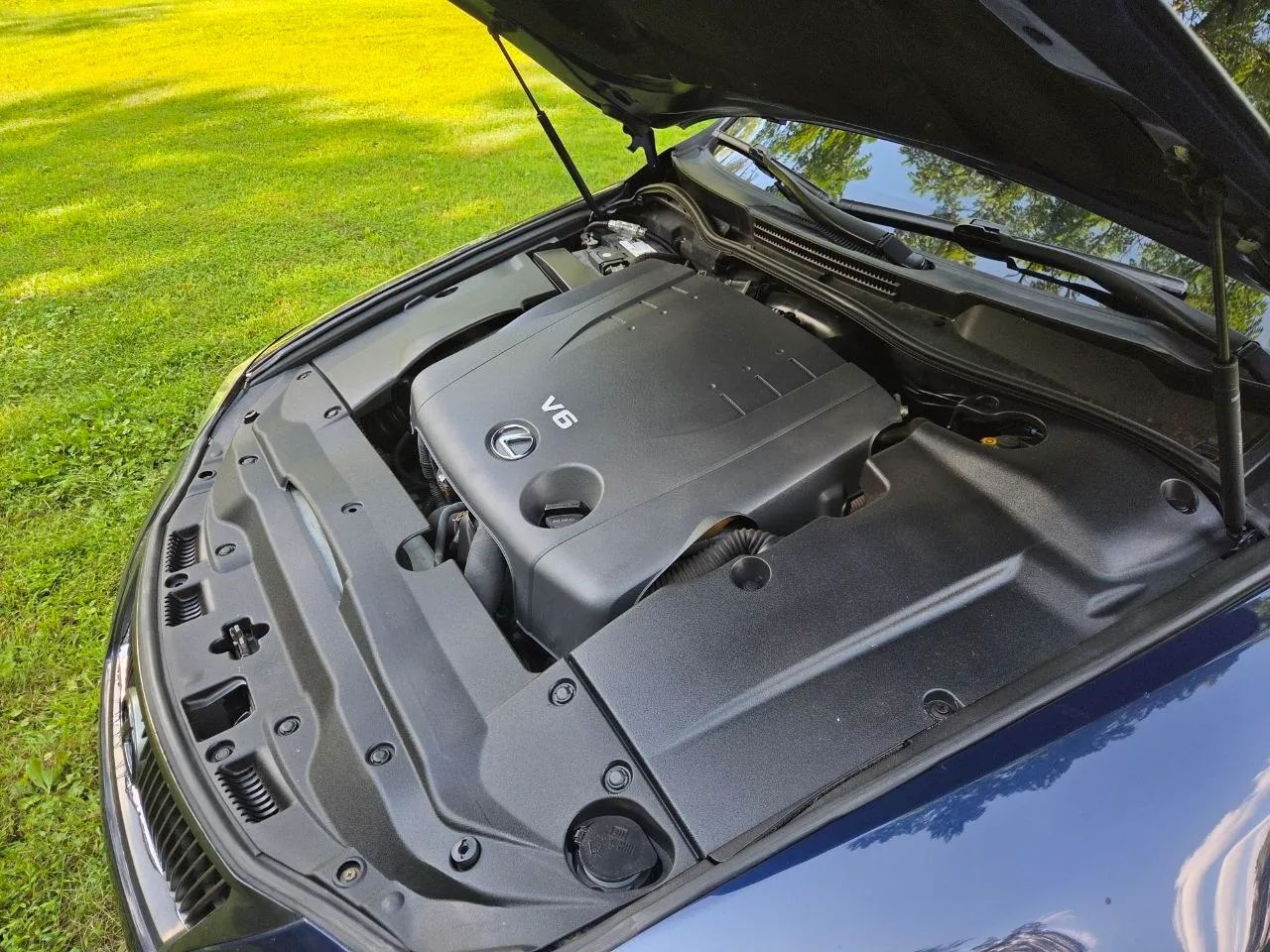 2011 Lexus IS — photo 18 of 26