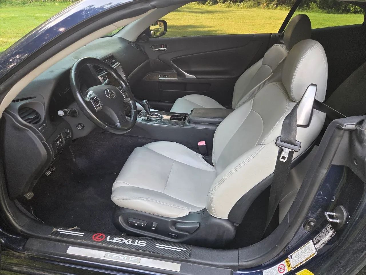 2011 Lexus IS — photo 20 of 26
