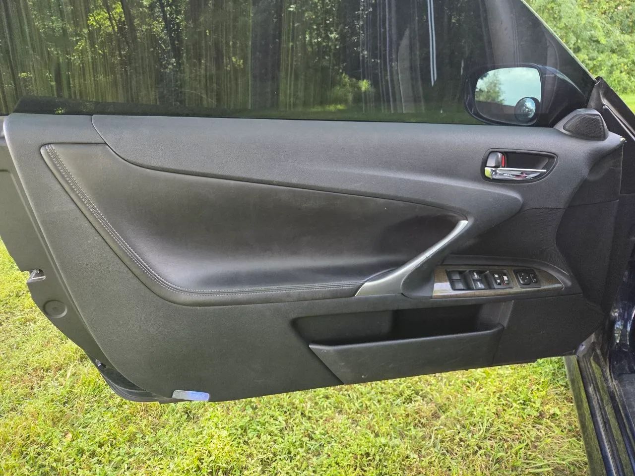 2011 Lexus IS — photo 21 of 26