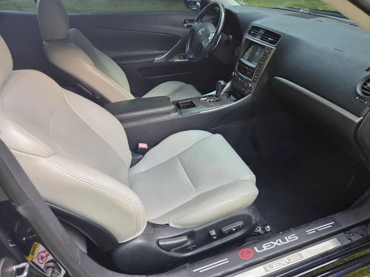 2011 Lexus IS — photo 22 of 26