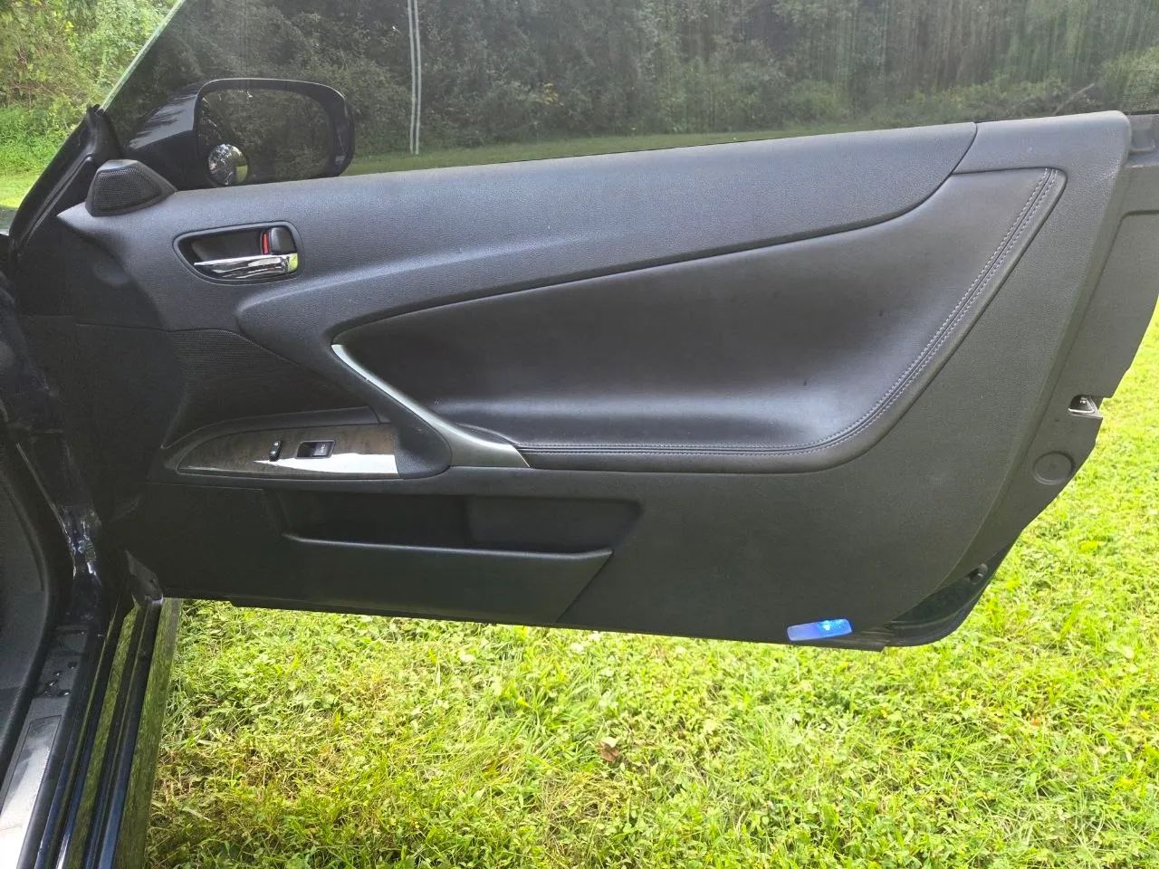 2011 Lexus IS — photo 23 of 26