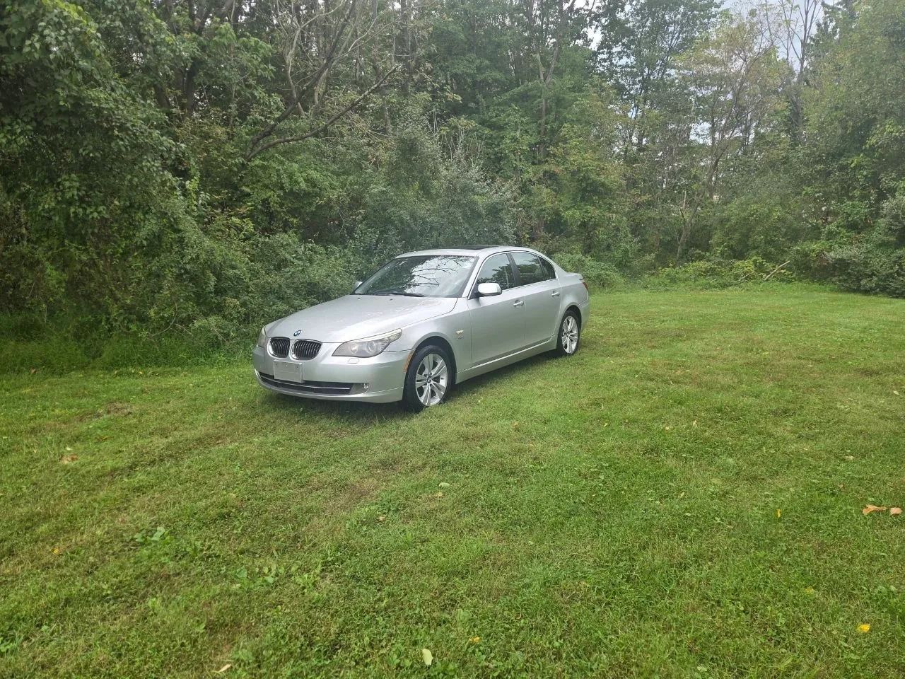 2010 BMW 5 Series — photo 2 of 30