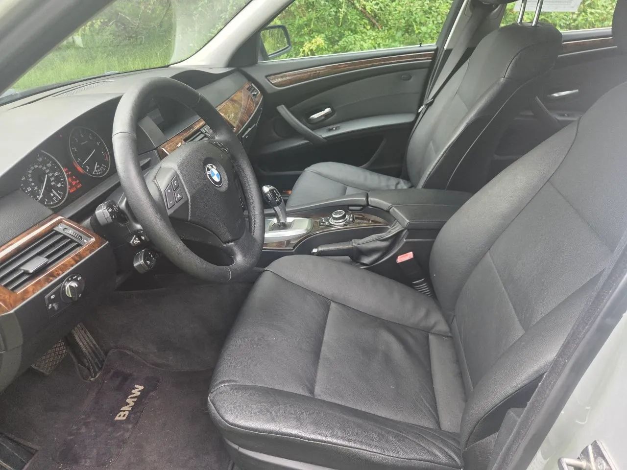 2010 BMW 5 Series — photo 21 of 30