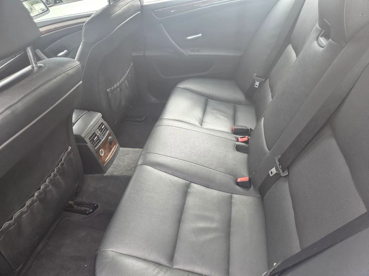 2010 BMW 5 Series — photo 28 of 30