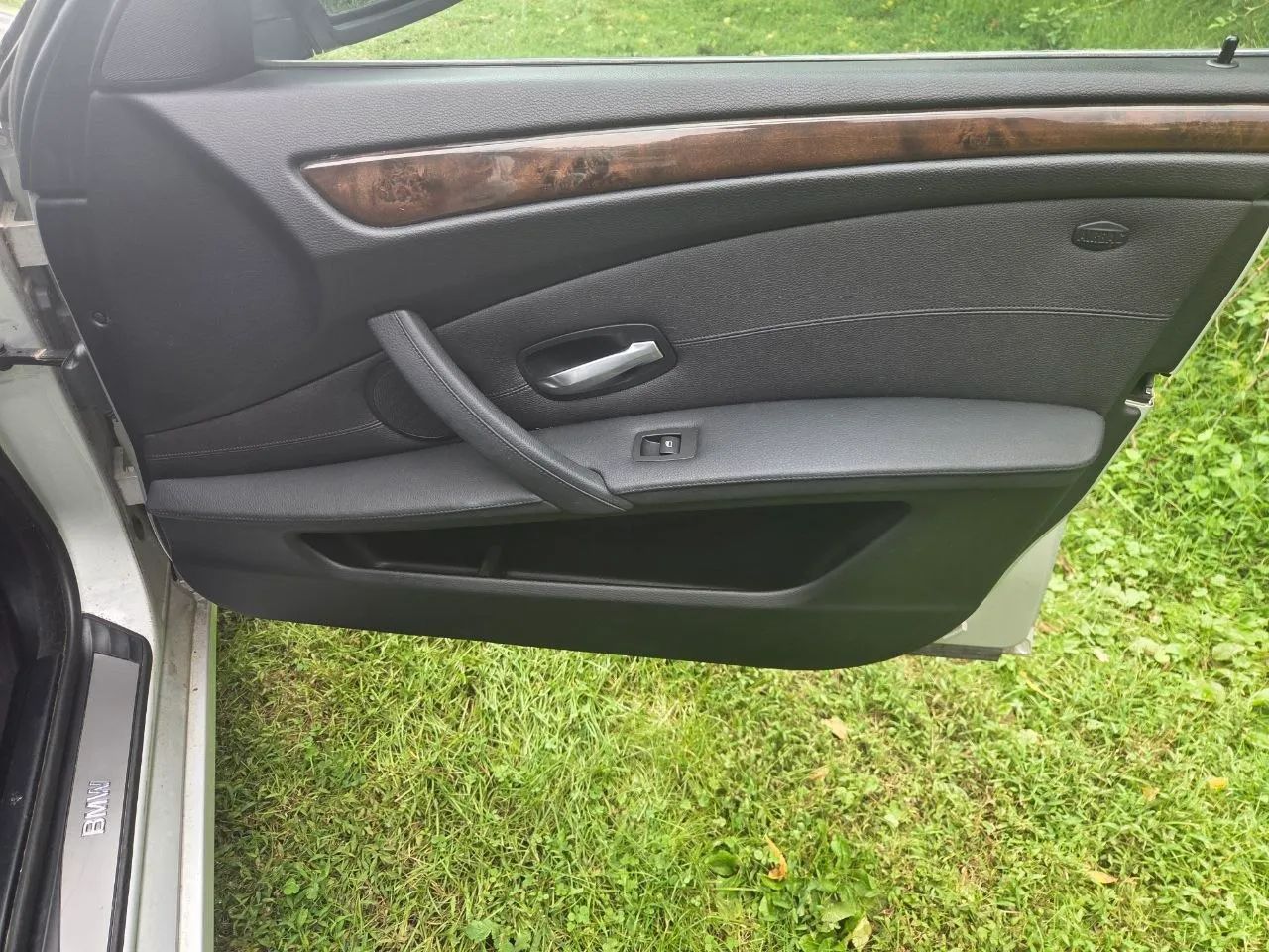 2010 BMW 5 Series — photo 24 of 30