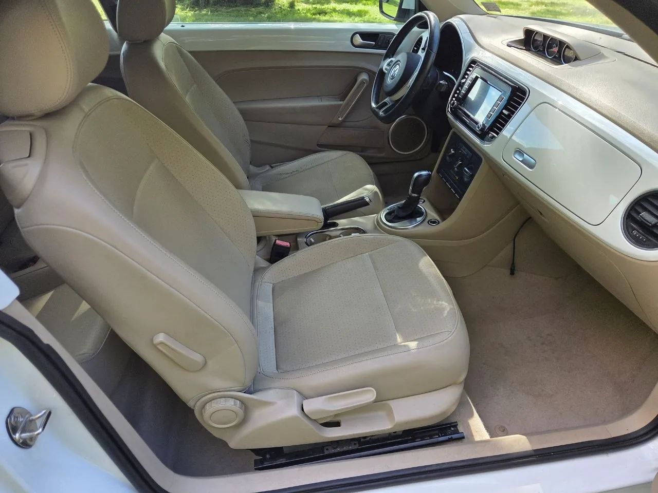 2015 Volkswagen Beetle — photo 24 of 30