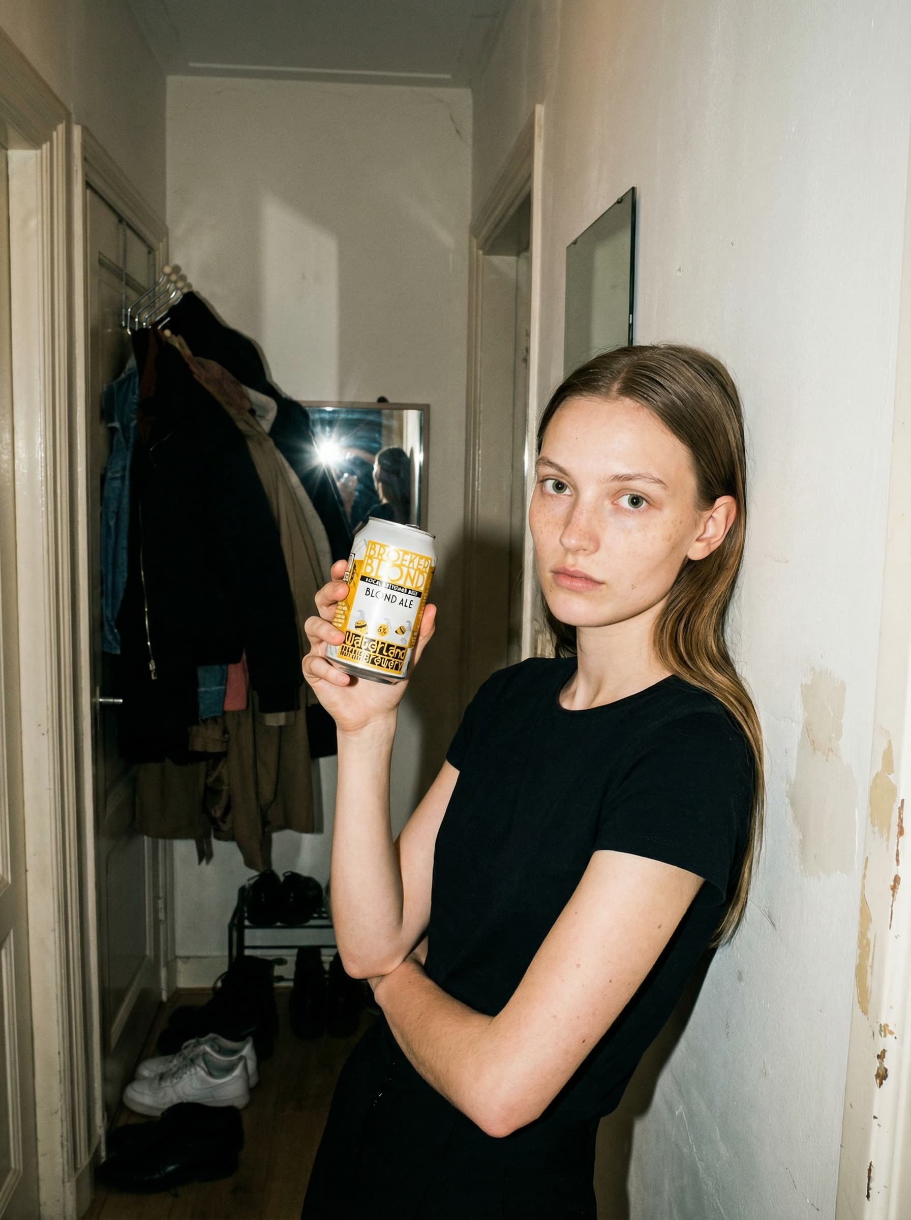 Jonge student met de Broeker Blond, Biologisch Bier van Waterland Brewery.