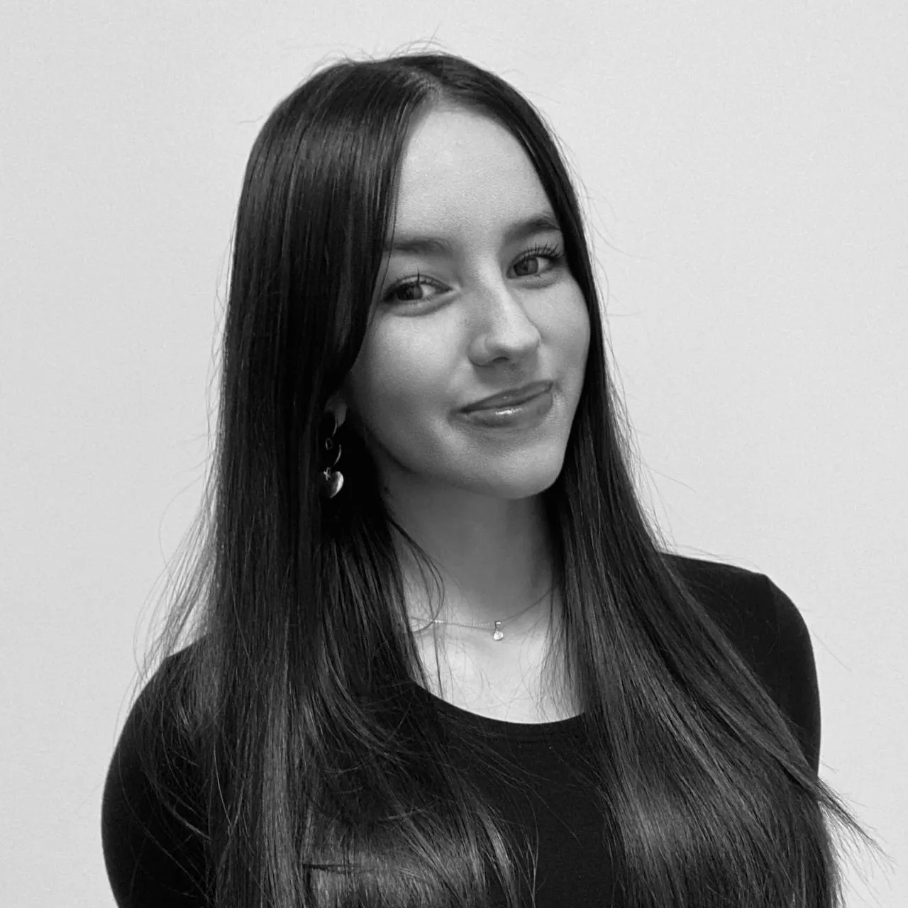 Portretfoto van Lana Maes, medewerker bij LIORA fragrance.