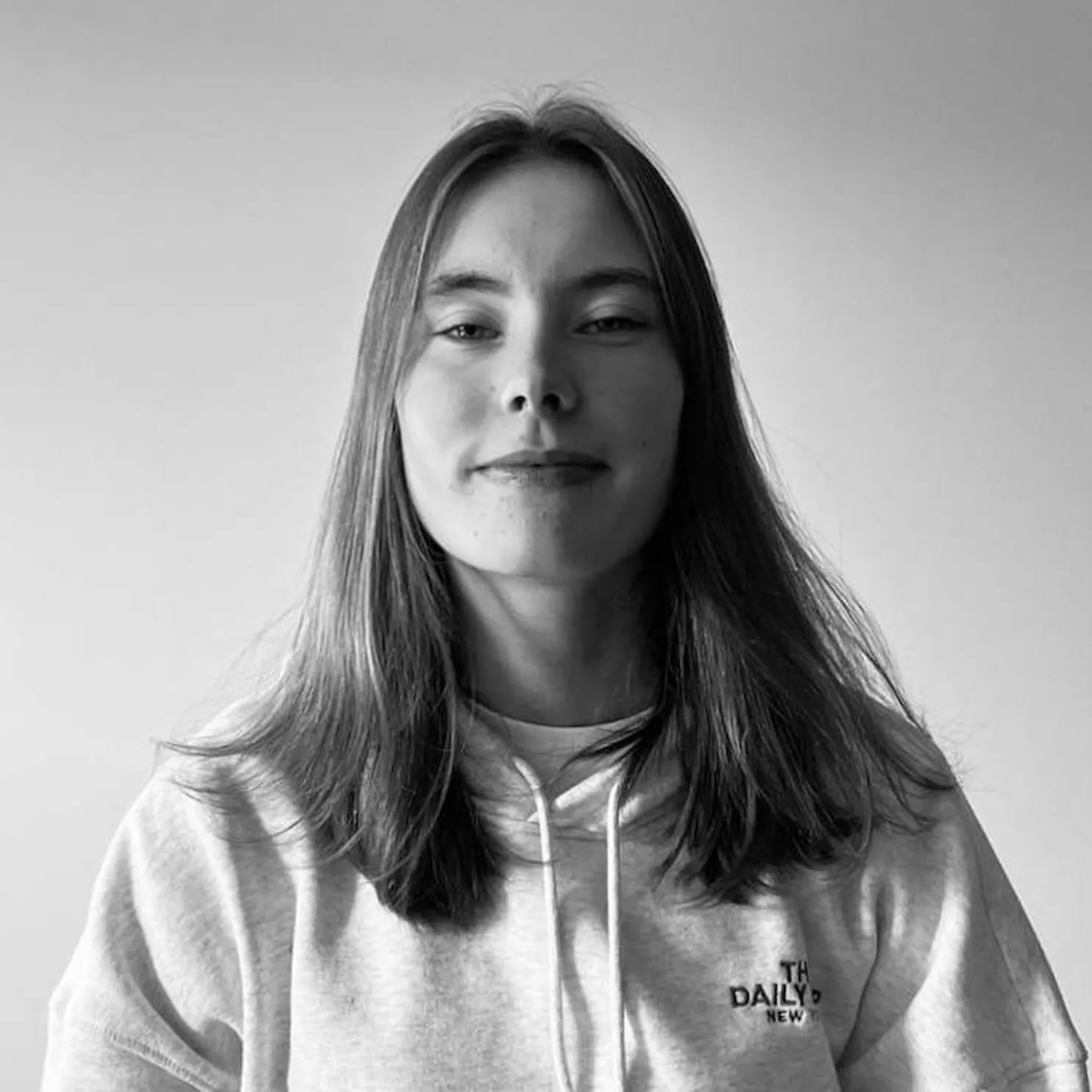 Portretfoto van Dafnee Blondé, medewerker bij LIORA fragrance.