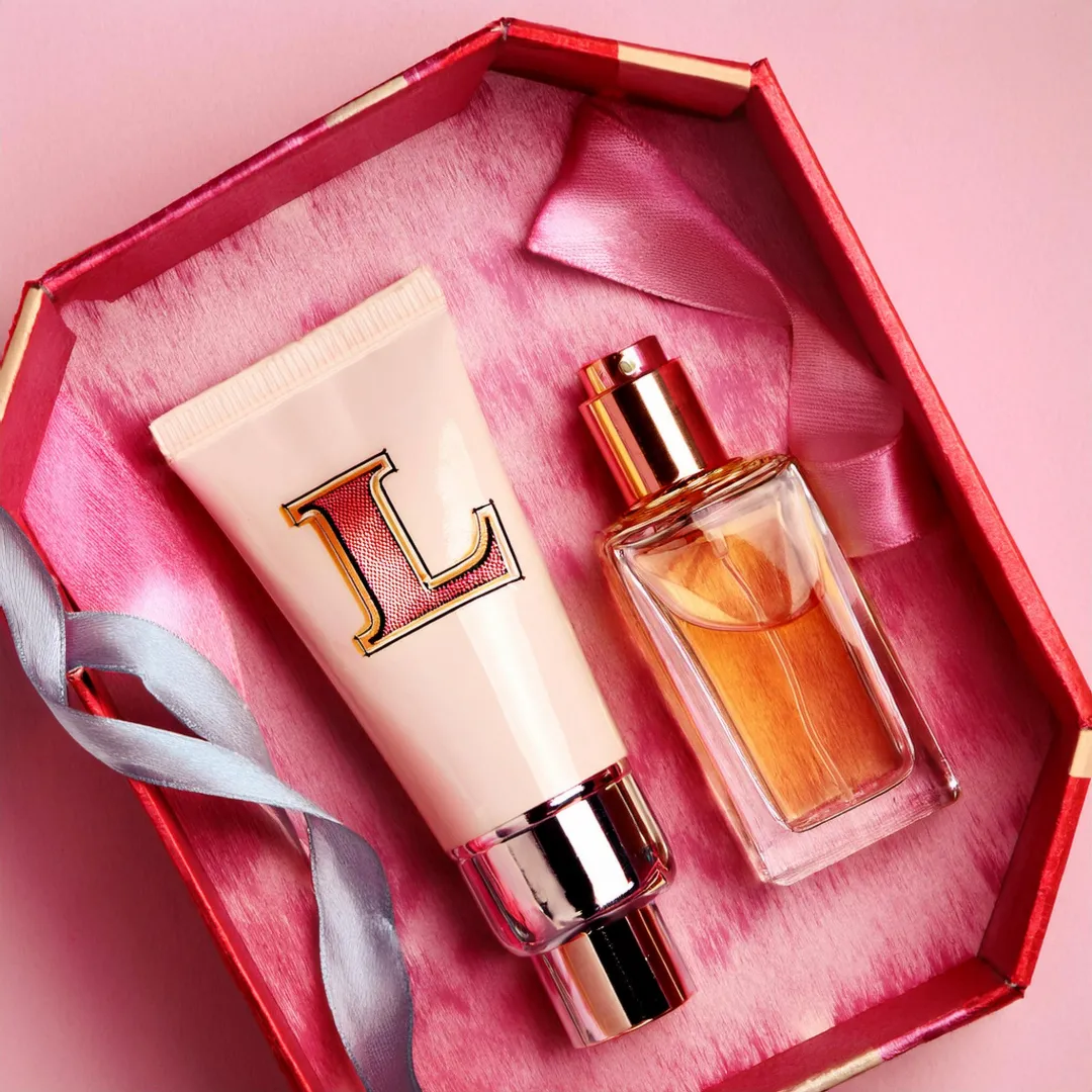 Elegante parfum cadeausets met een selectie van luxe geuren, zorgvuldig samengesteld en gepresenteerd in stijlvolle verpakking, perfect voor speciale gelegenheden.