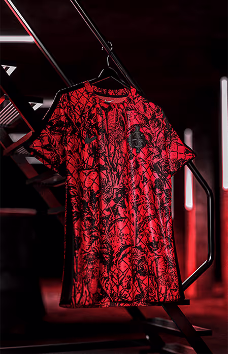 Settpace T-Shirt in an industrial warehouse