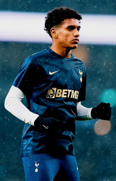 Animated slideshow of Chelsea footballers wearing official uniforms