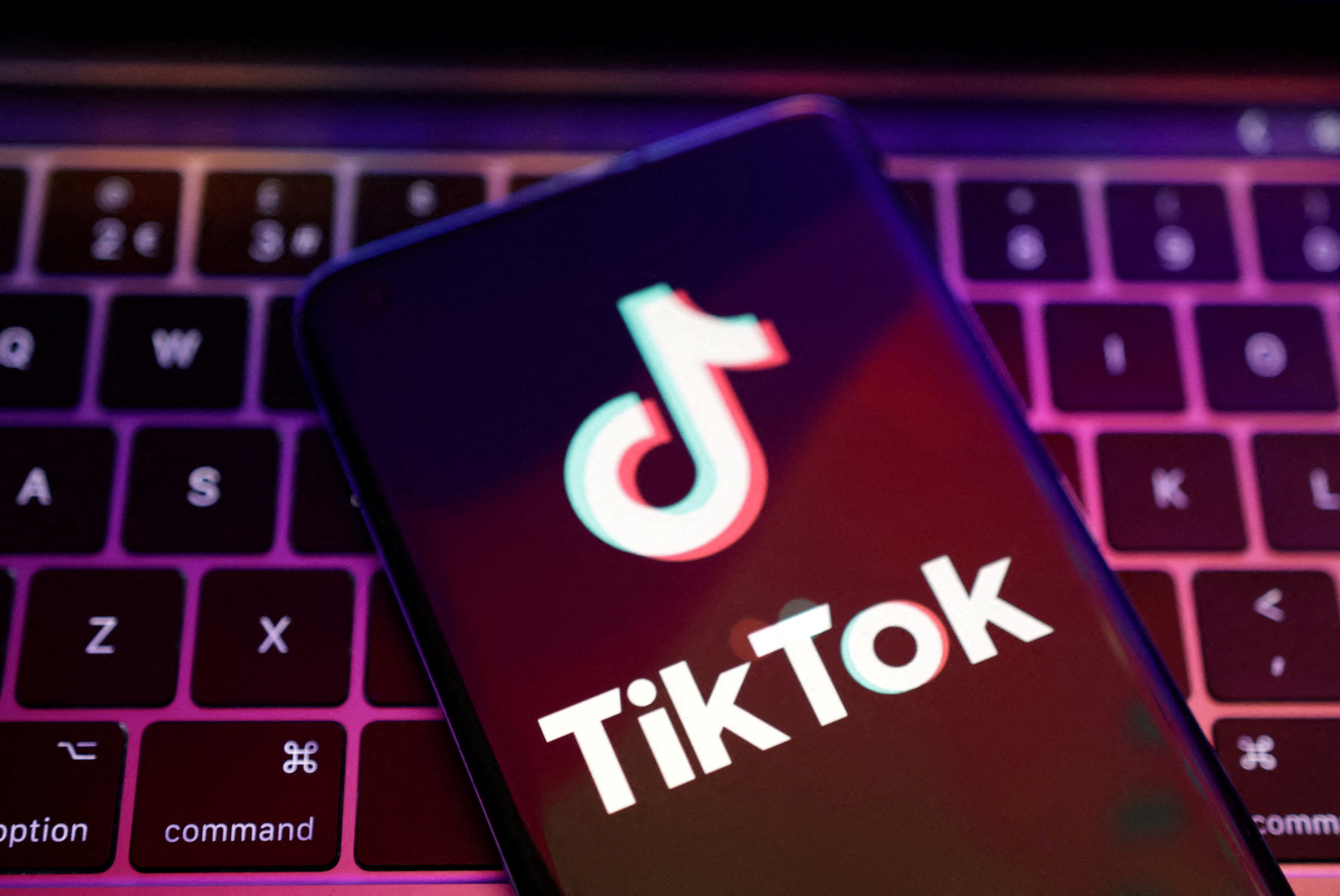 Trump signs order approving $14B TikTok U.S. deal
