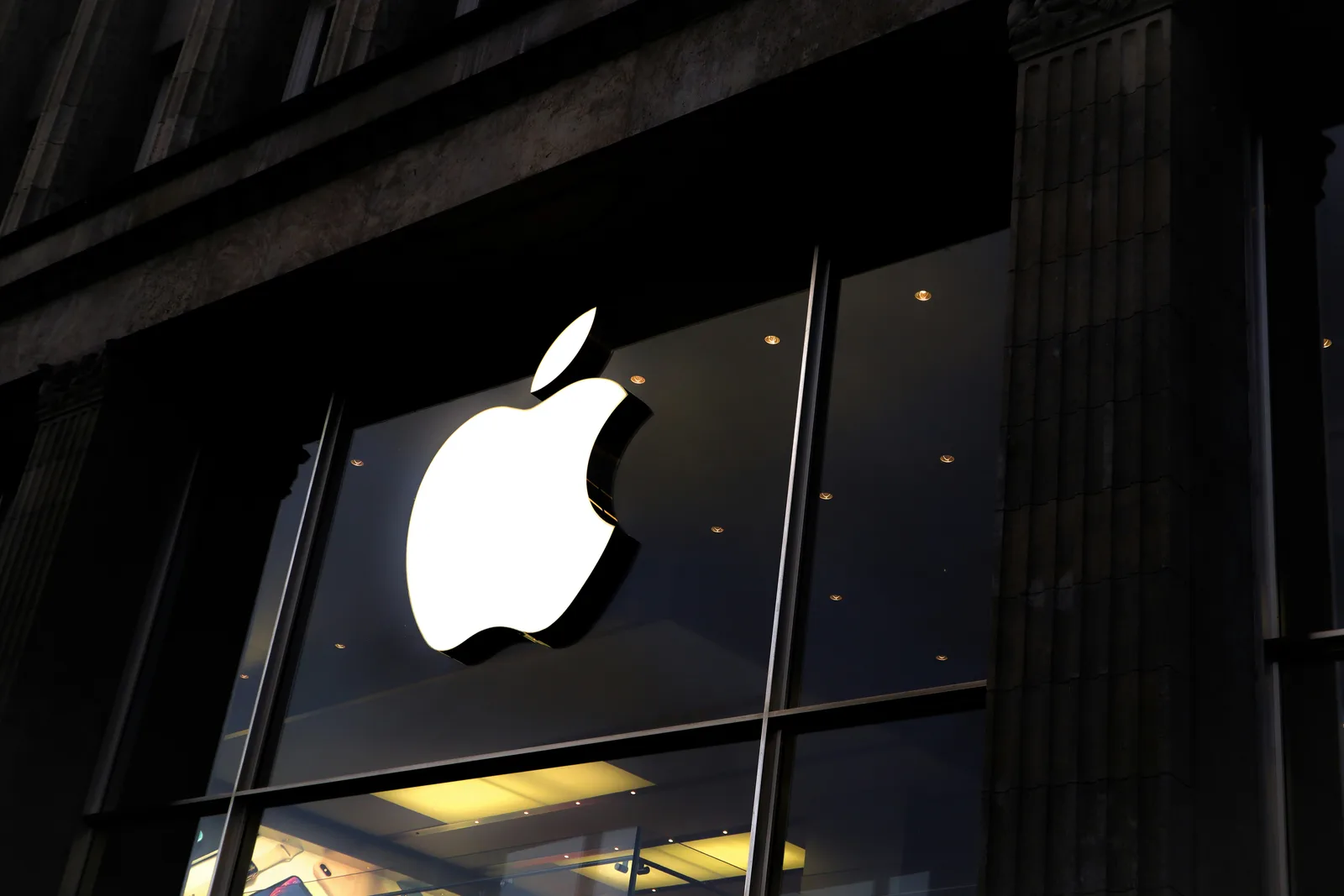 Apple weighs AI search options for Safari