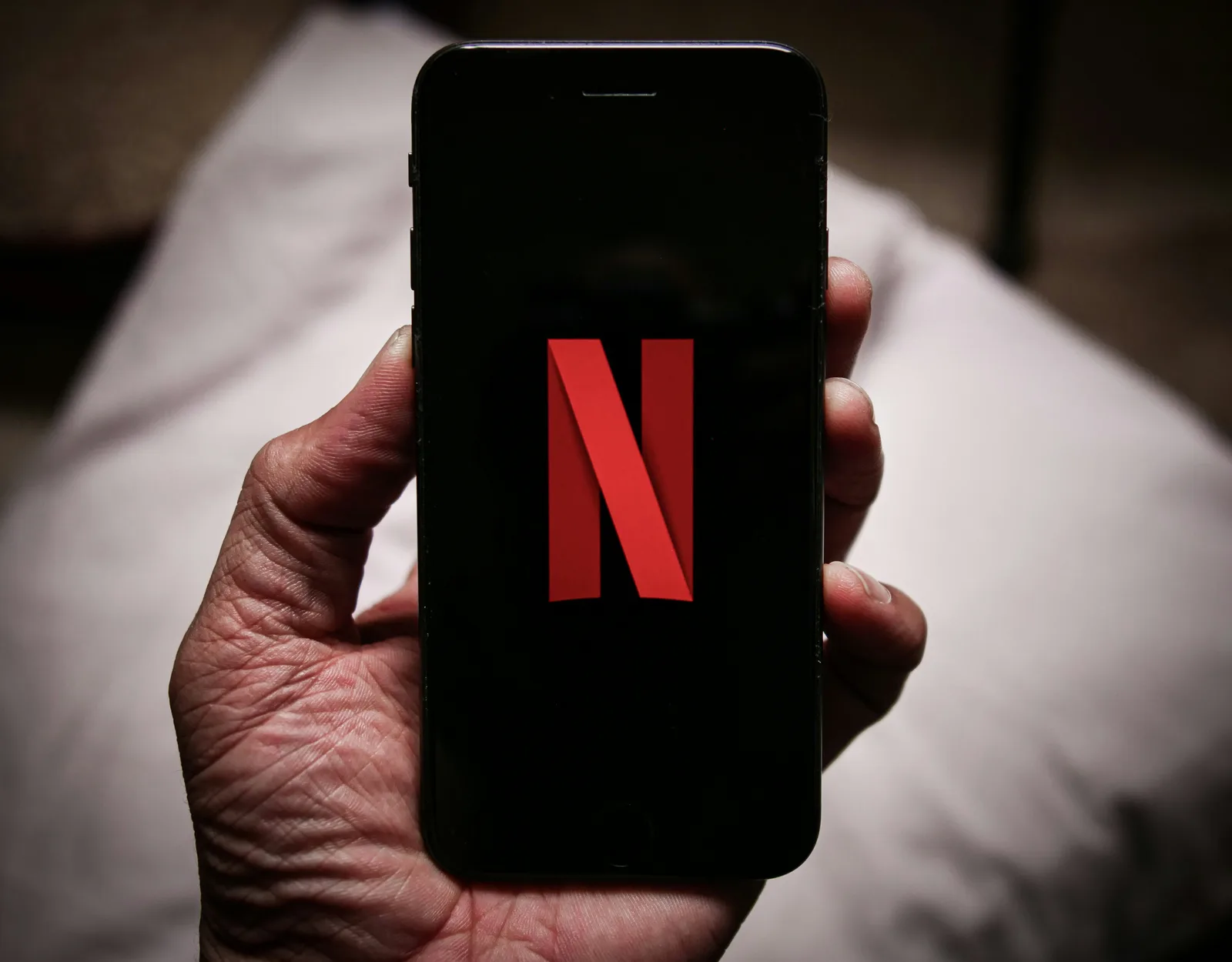 Netflix drops ad prices to less than $30
