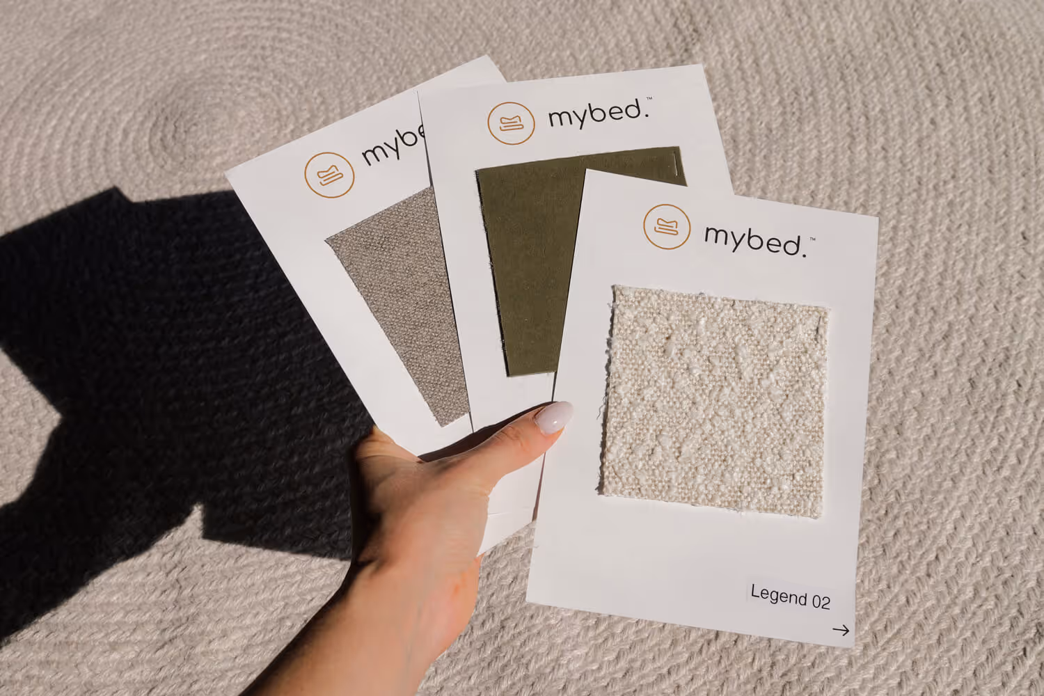 Hand die drei verschiedene Stoffmuster hält