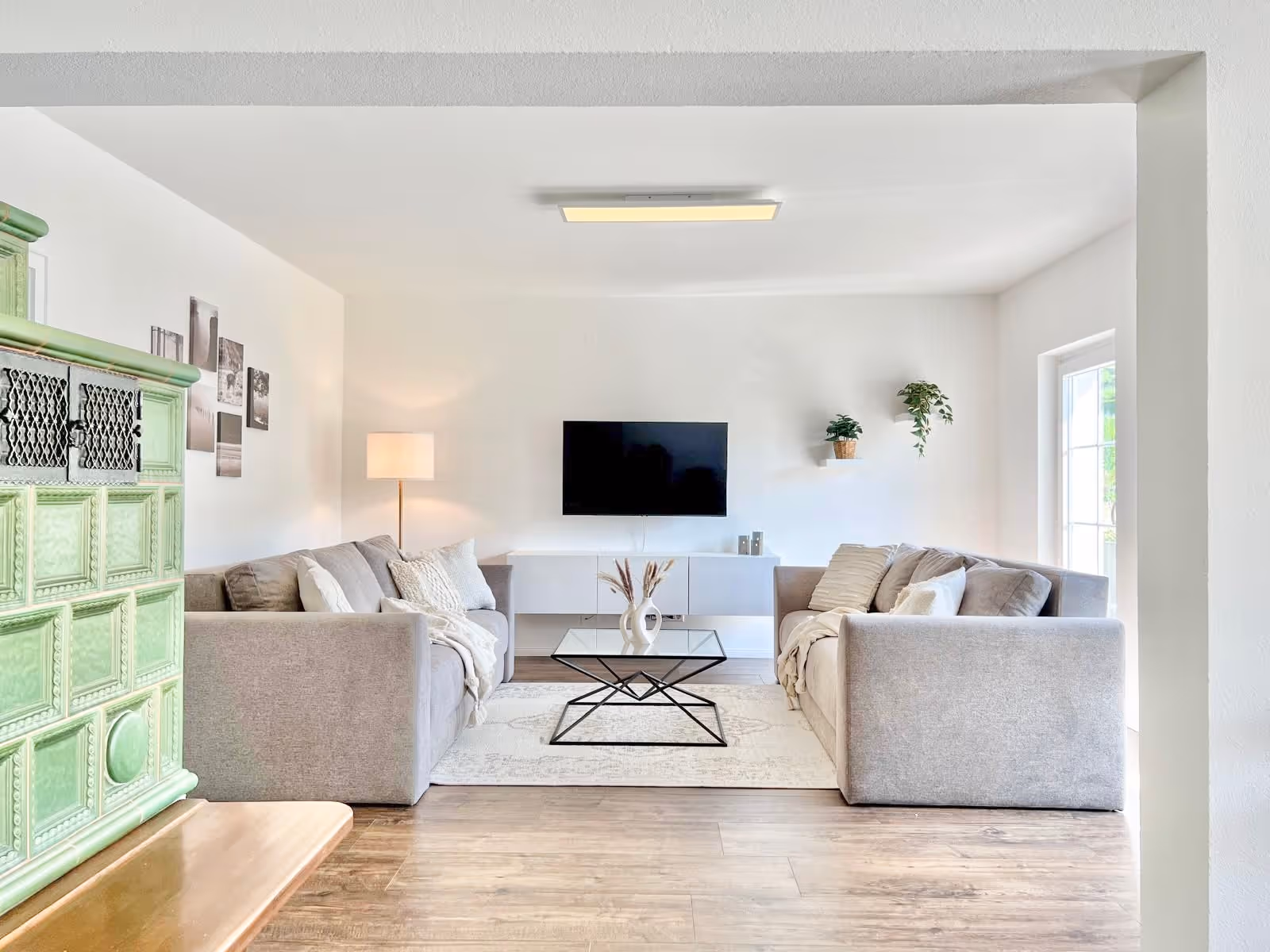 Aufnahme von zwei Schlafsofas in hellem Wohnzimmer