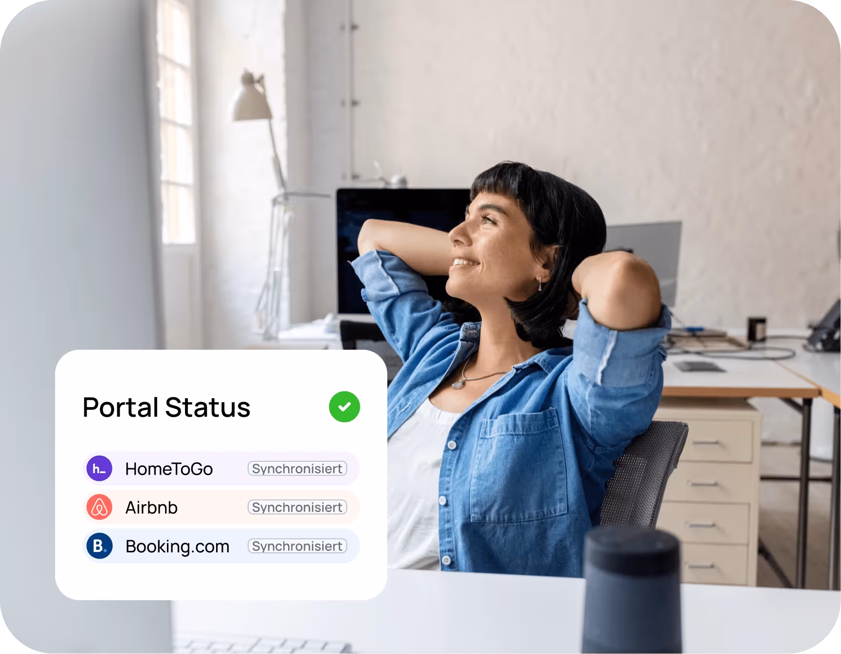 Frau die sich entspannt auf ihrem Schreibtischstuhl anlehnt.