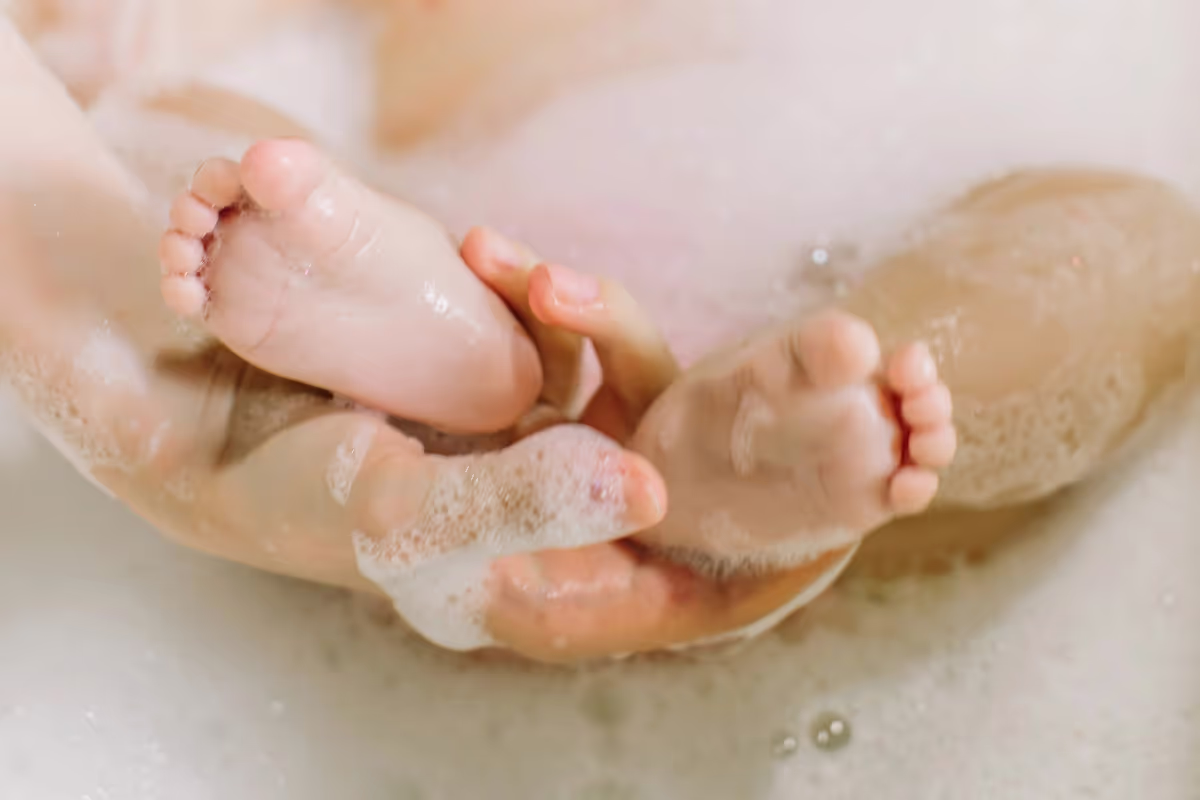 Primer baño y corte de uñas de tu bebé