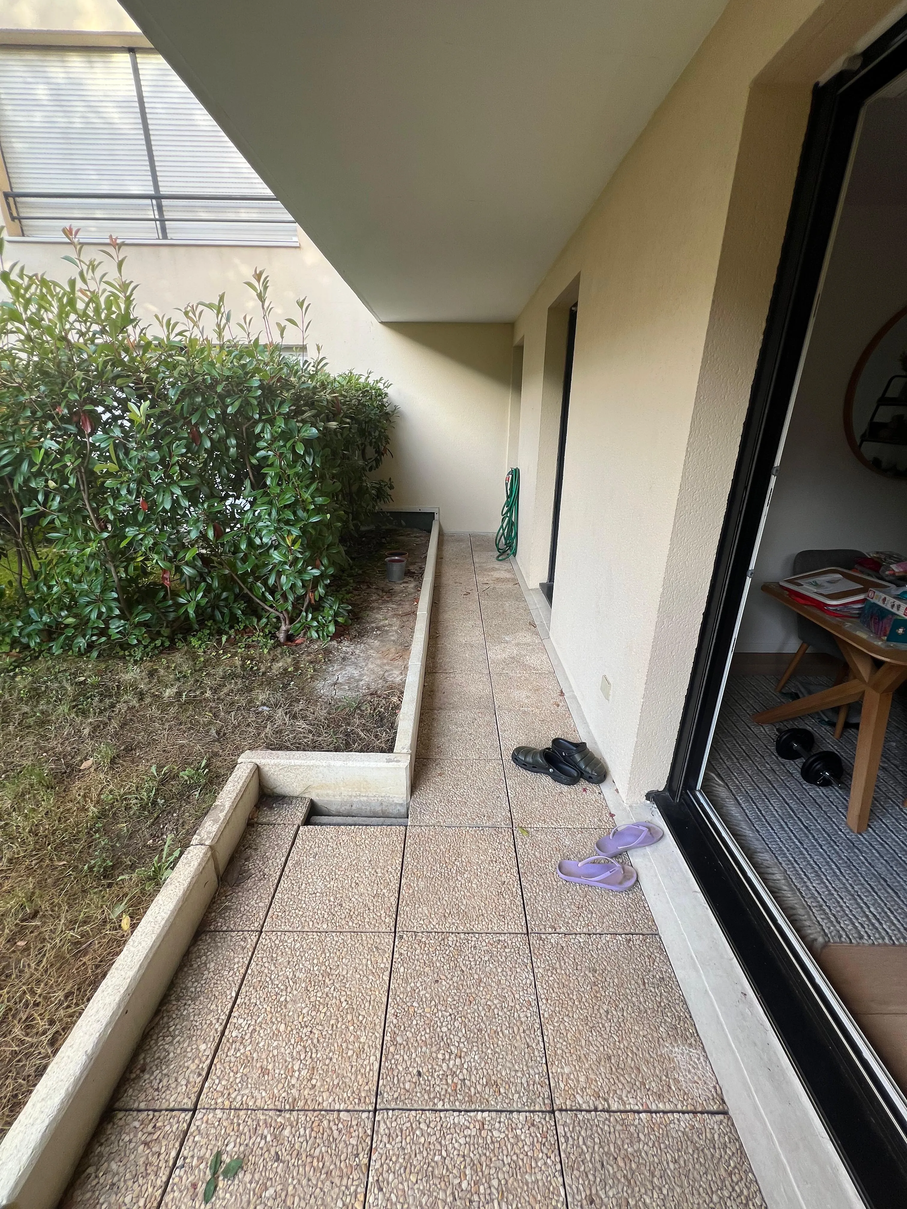 Photo d'une terrasse parisienne avant rénovation par un paysagiste à Paris : Agave Paysage.