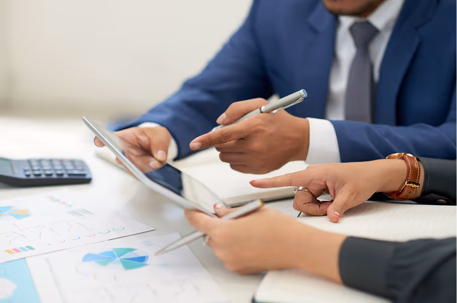 Two paople making a deal