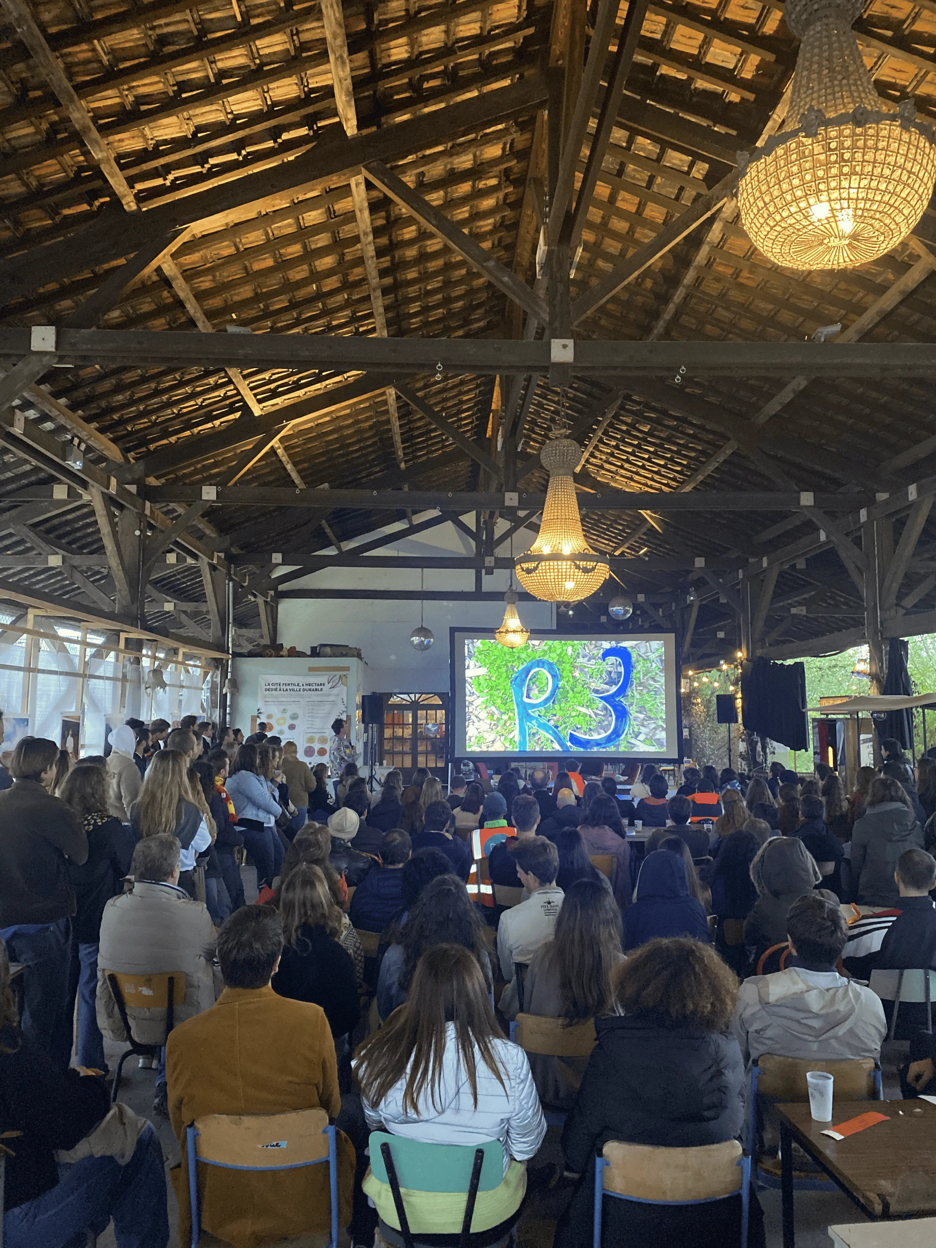 7 personnes autour d'un bureau