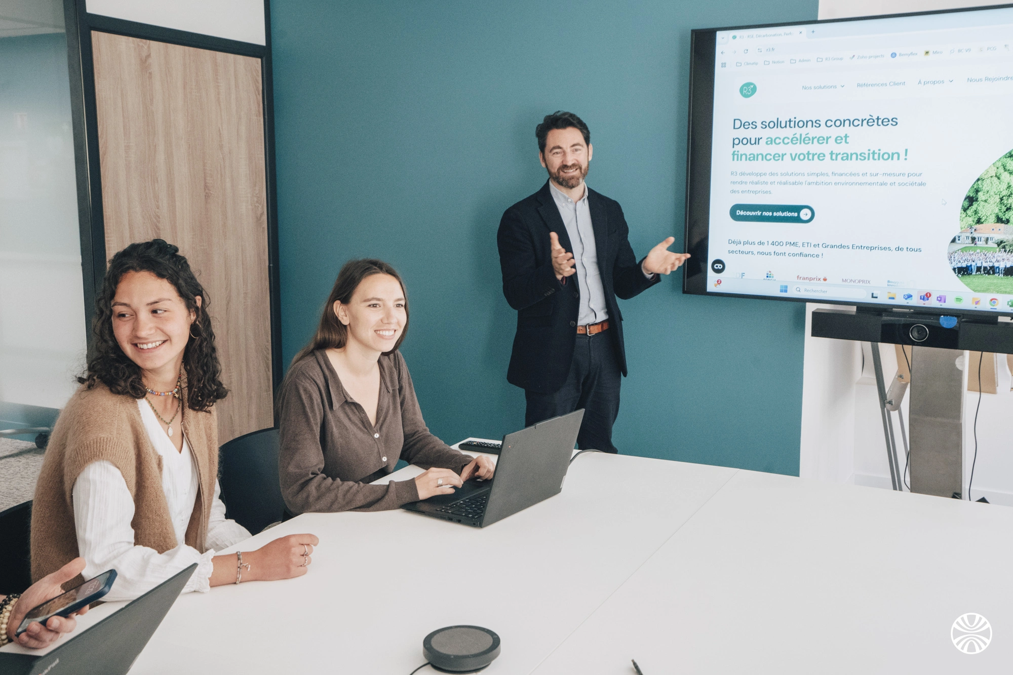 7 personnes autour d'un bureau