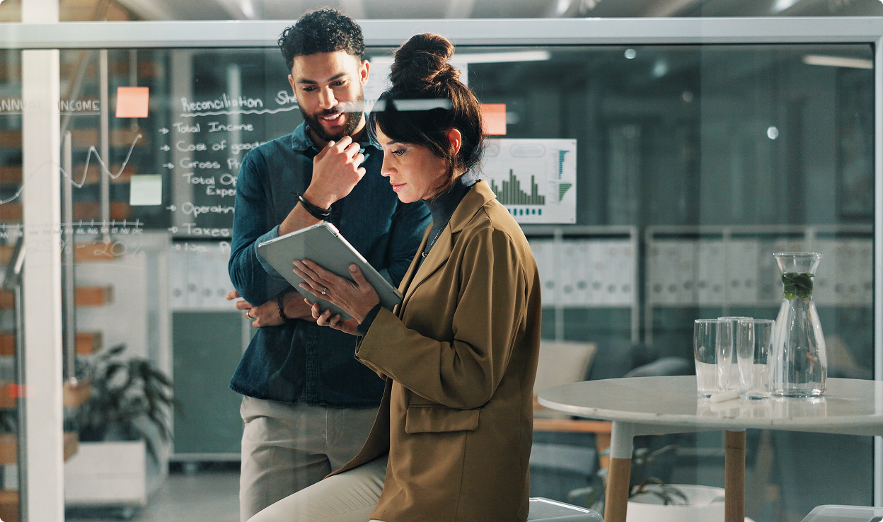 collaborateurs entreprise qui regardent une tablette