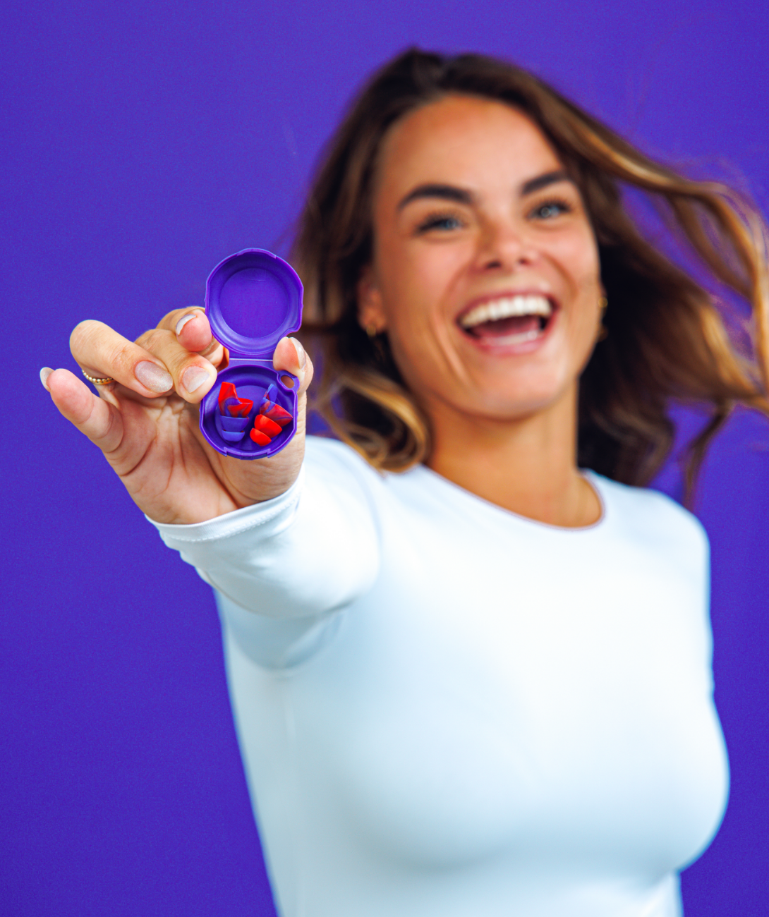 Een dame die earbeanz laat zien.