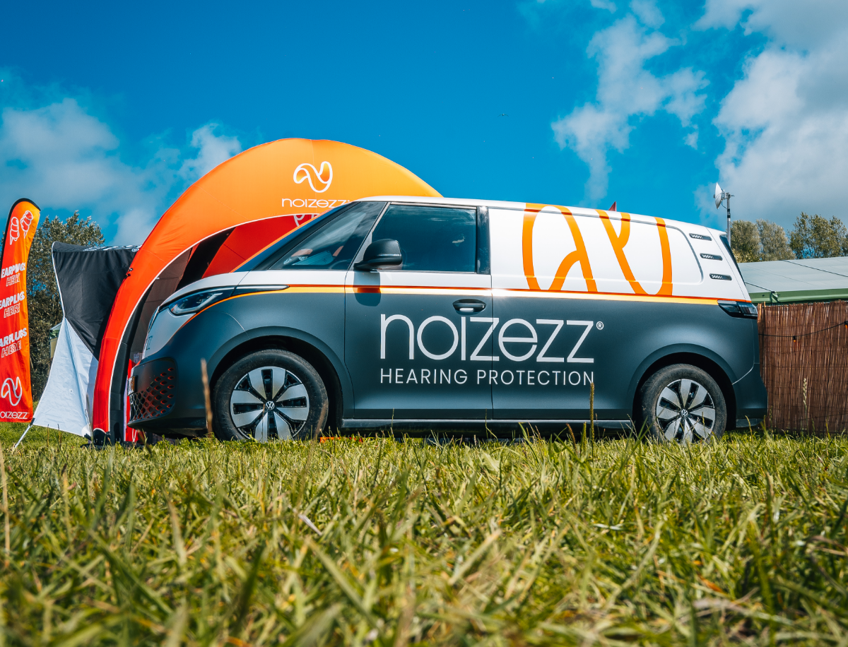 Een bus met NOIZEZZ huisstijl bestickering.