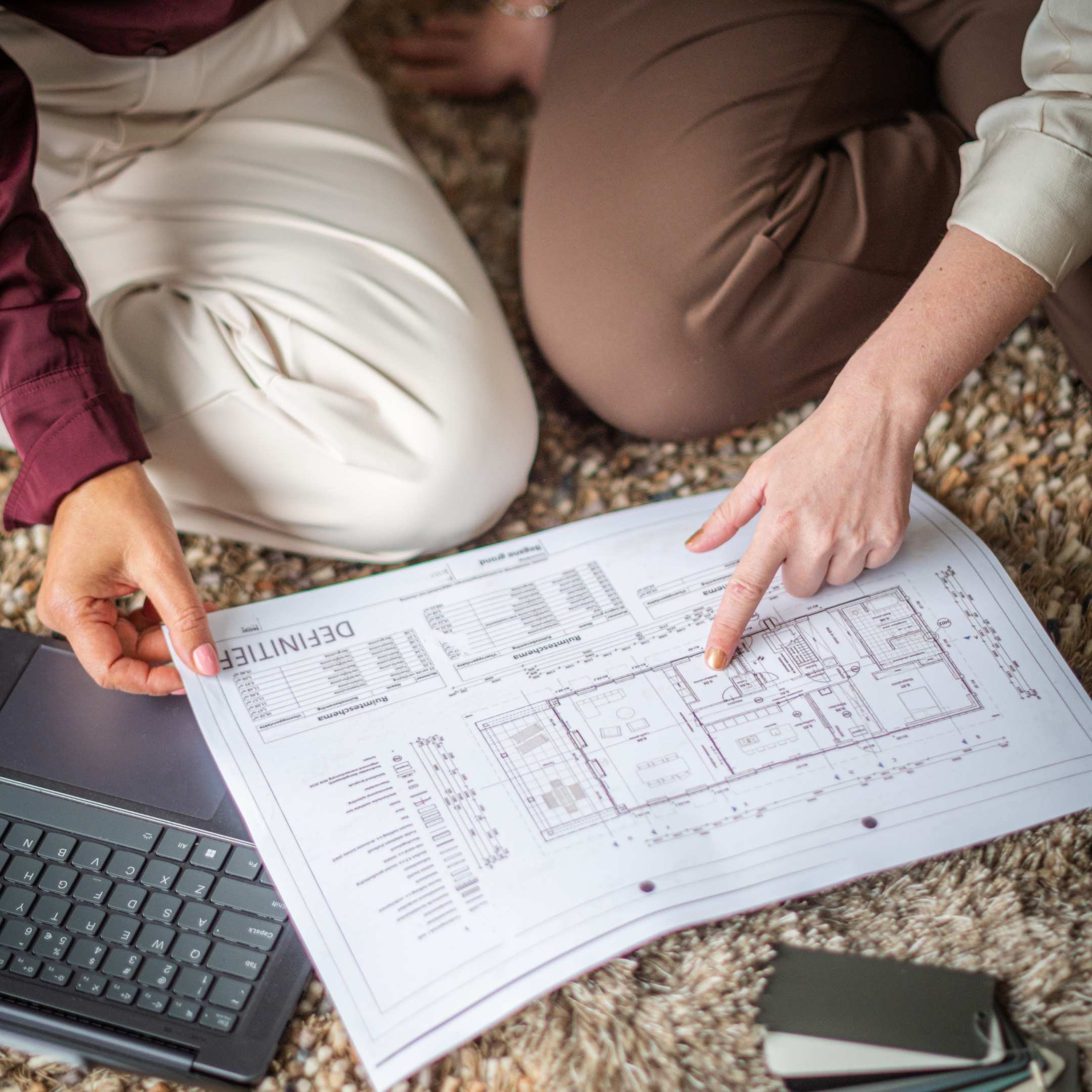 Technische plattegrond van huis met interieur stalen en laptop