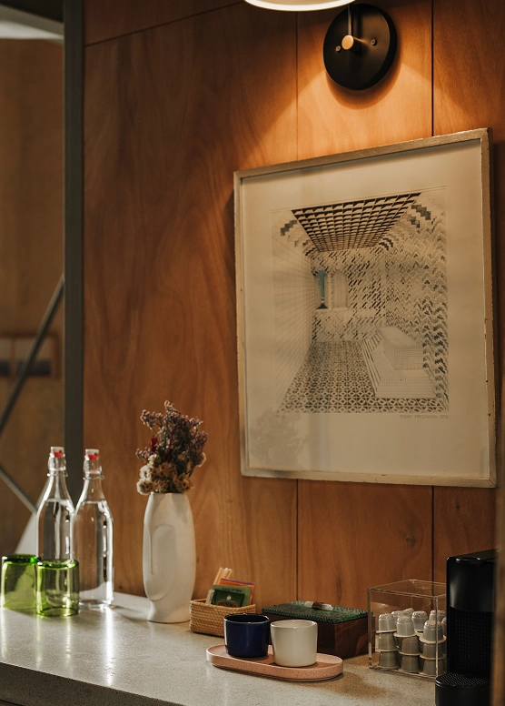 mujer-en-alberca-muare-con-flora-silvestre