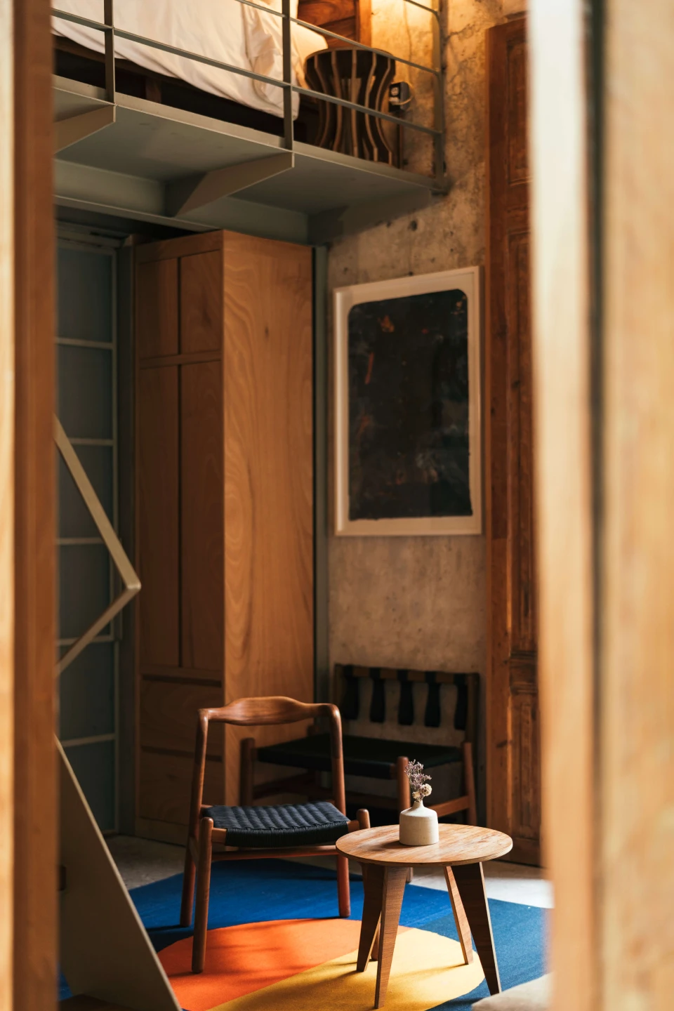 habitacion-cama-sillon-puerta-corrediza