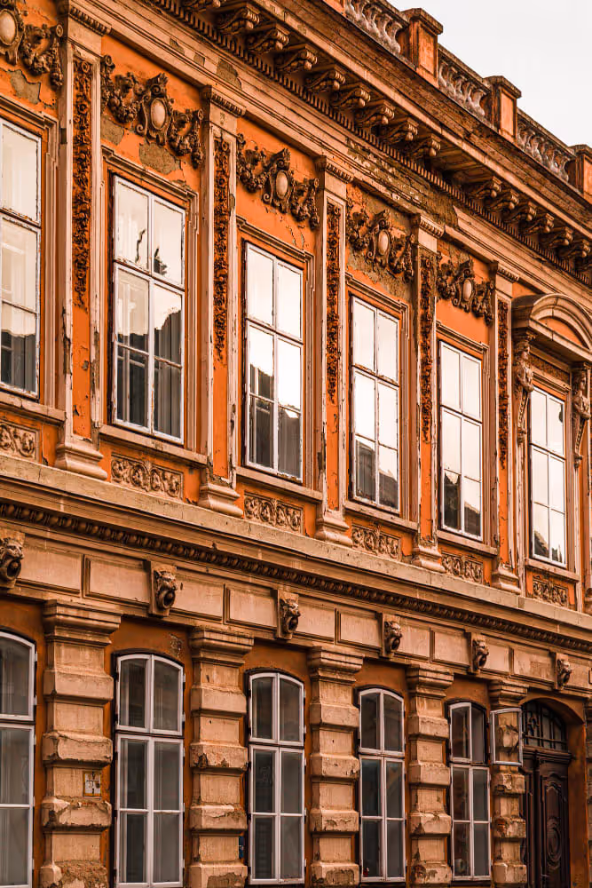 Altes Haus aus der Gründerzeit mit wunderschöner Fassade aus Sandstein als Beispiel für Denkmalschutz das speziellen Versicherungsschutz braucht