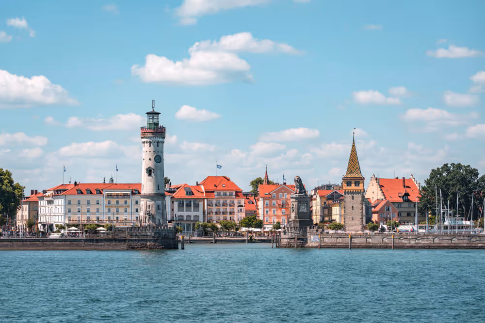 Der Bodensee in Lindau mit vielen denkmalgeschützten Gebäuden die speziellen Versicherungsschutz benötigen