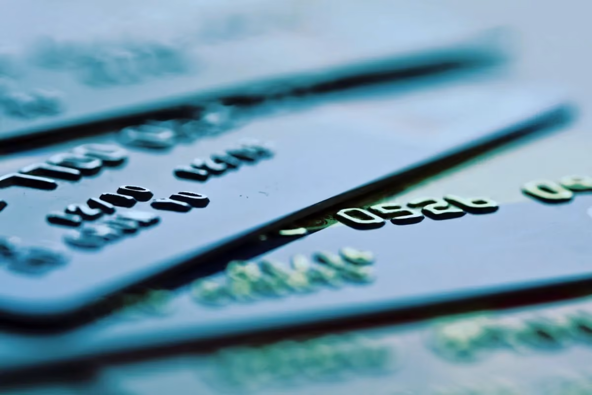 Gambar beberapa kartu debit dan kredit yang bertumpuk, melambangkan transaksi pembayaran yang aman