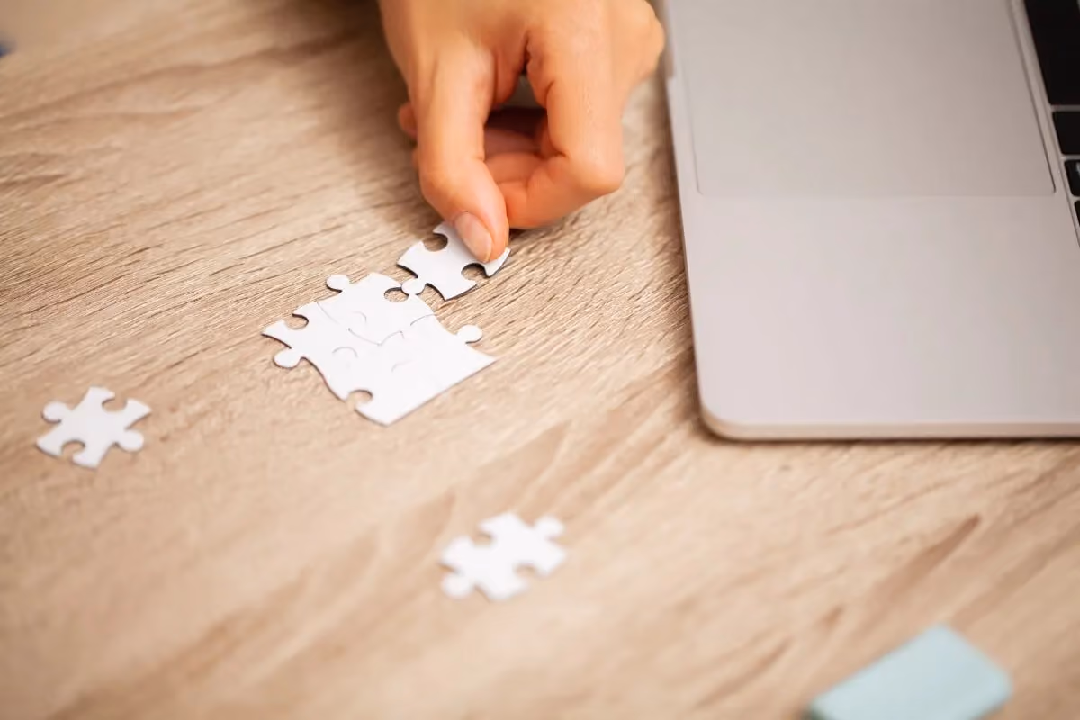 Ilustrasi laptop dengan puzzle, melambangkan plug-in sebagai ekstensi perangkat lunak. Artikel membahas pengertian dan jenis plug-in selain CMS WordPress.