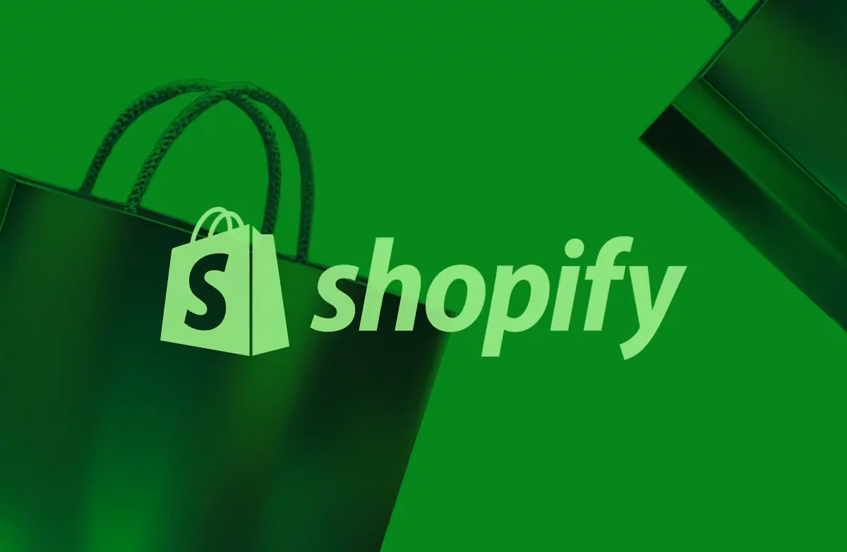 Logo Shopify berwarna hijau dengan ikon tas belanja, melambangkan apa itu shopify dengan penjelasan platform eCommerce yang memungkinkan bisnis menjual produk secara online dengan berbagai fitur seperti pemrosesan pembayaran, manajemen inventaris, dan integrasi omnichannel.