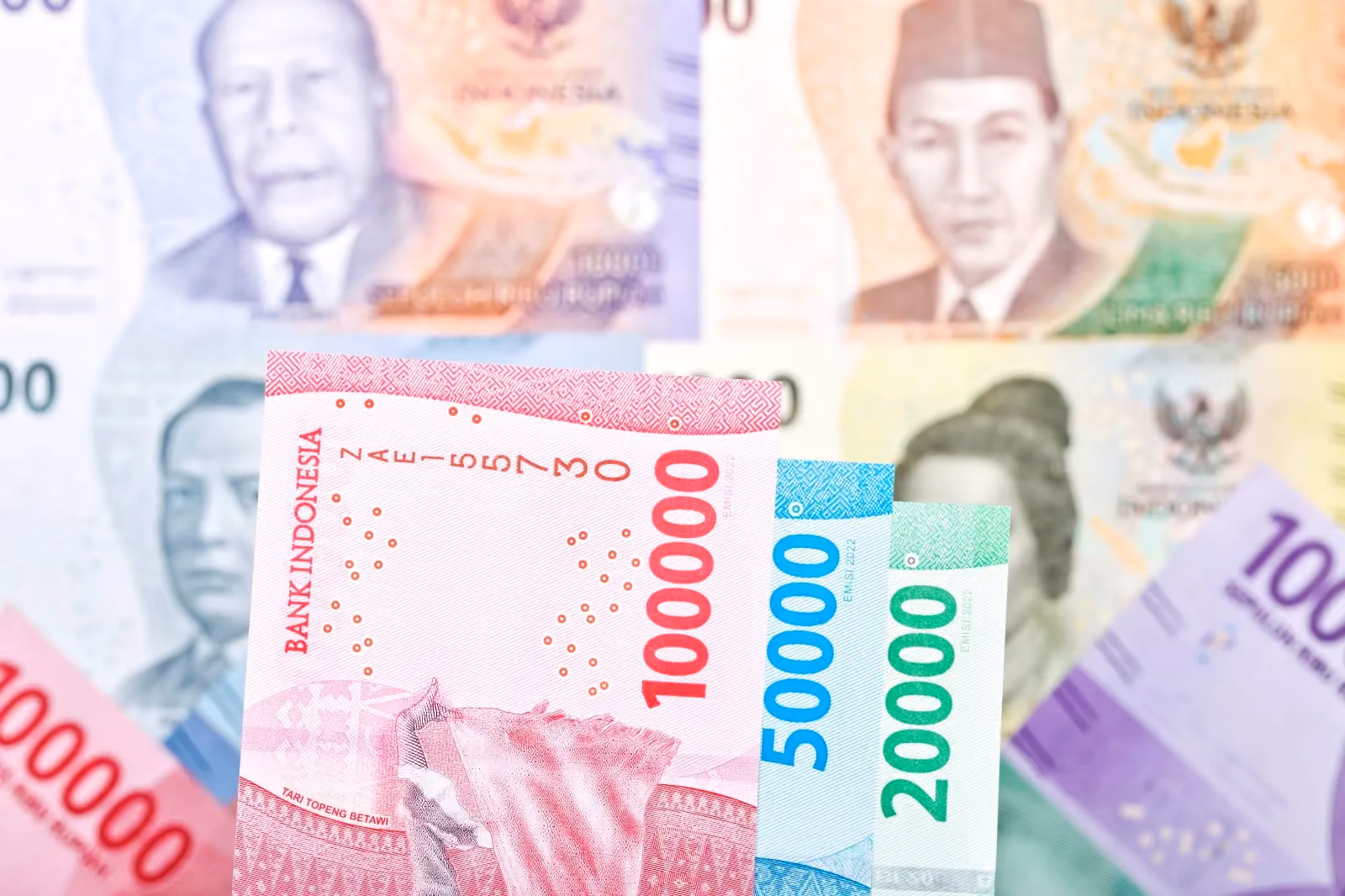 Uang rupiah Indonesia pecahan 100 ribu, 50 ribu, 20 ribu – ilustrasi dampak BI Rate terhadap bisnis dan perekonomian