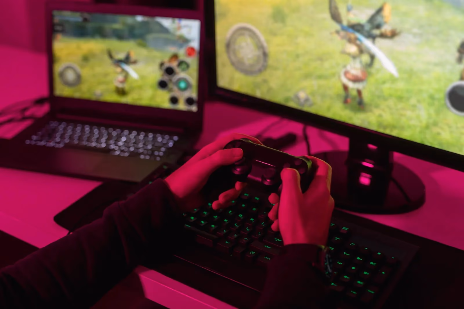 Seorang gamer sedang bermain game di PC dengan setup monitor ganda, menggambarkan kebutuhan transaksi digital cepat dan aman untuk top-up dan pembelian item dalam game.