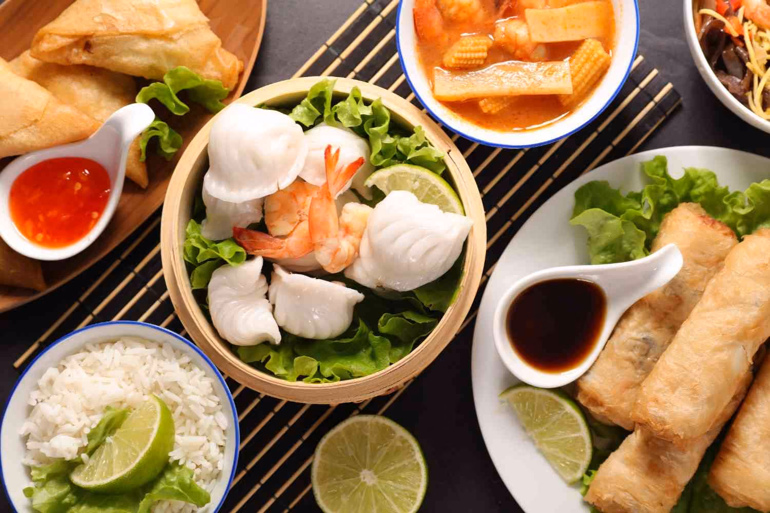 Hidangan F&B modern seperti dim sum, lumpia, dan nasi dengan saus khas tersaji di meja, merepresentasikan peluang bisnis kuliner yang dapat dioptimalkan melalui solusi pembayaran digital DOKU Payment Gateway.