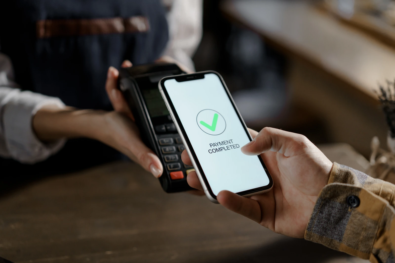 KEY TAKEAWAYS:  Sistem pembayaran digital memungkinkan transaksi elektronik tanpa uang tunai, menawarkan kemudahan, keamanan, kepraktisan, dan efisiensi bagi bisnis dan konsumen. Ini telah menjadi kebutuhan esensial bagi pelaku usaha untuk menjaga relevansi dan daya saing di pasar. Meskipun terlihat sederhana, pembayaran digital melibatkan serangkaian proses terkoordinasi, mulai dari payment gateway yang menerima informasi, verifikasi oleh bank penerbit, permintaan melalui payment rail, hingga konfirmasi transaksi. Semua ini memastikan dana berpindah dengan aman dan cepat. Ada beberapa komponen penting yang bekerja sama, yaitu payment gateway (perantara yang menghubungkan pelanggan, merchant, dan bank), payment processor (mesin penggerak yang memindahkan dana), API (memungkinkan integrasi pembayaran ke aplikasi), serta compliance dan security (kepatuhan regulasi keamanan seperti PCI DSS untuk melindungi data). Artikel ini menyebutkan beberapa contoh metode pembayaran digital yang umum digunakan, seperti virtual account (VA), kartu kredit dan debit, e-wallet (OVO, GoPay, DANA), dan perbankan online. Setiap metode menawarkan kemudahan, keamanan, dan kecepatan yang berbeda sesuai kebutuhan. Untuk mengoptimalkan transaksi digital, bisnis disarankan untuk berintegrasi dengan payment gateway. Ini memungkinkan konsumen memilih berbagai metode pembayaran, sementara bisnis mendapatkan rekapitulasi otomatis dan teknologi enkripsi data untuk perlindungan informasi pelanggan. Digital payment system adalah sebuah metode yang memungkinkan transaksi dilakukan secara elektronik tanpa perlu uang tunai. Tidak hanya mempermudah pembayaran, teknologi ini juga menghadirkan pengalaman yang lebih aman, praktis, dan efisien, baik bagi pelaku usaha maupun konsumen. Jika dulu transaksi hanya mengandalkan uang kertas dan koin, kini mayoritas masyarakat sudah terbiasa menggunakan transfer bank, e-wallet, QRIS, atau kartu debit dan kredit. Bahkan, banyak orang mungkin tidak menyadari bahwa hampir setiap hari mereka berinteraksi dengan sistem pembayaran digital, mulai dari memesan makanan, berbelanja online, hingga membayar transportasi. Inilah tanda bahwa ekosistem non-tunai semakin mengakar kuat dalam keseharian. Bagi pelaku usaha, perubahan ini bukan sekadar tren, melainkan kebutuhan. Konsumen kini lebih menyukai kemudahan bertransaksi. Jika bisnis Anda tidak mampu menyediakan opsi pembayaran digital, risiko kehilangan pelanggan yang ingin proses cepat dan fleksibel bisa terjadi. Dengan kata lain, kemampuan menerima pembayaran digital menjadi salah satu faktor penting untuk menjaga relevansi dan daya saing di pasar. Cara Kerja Digital Payment System